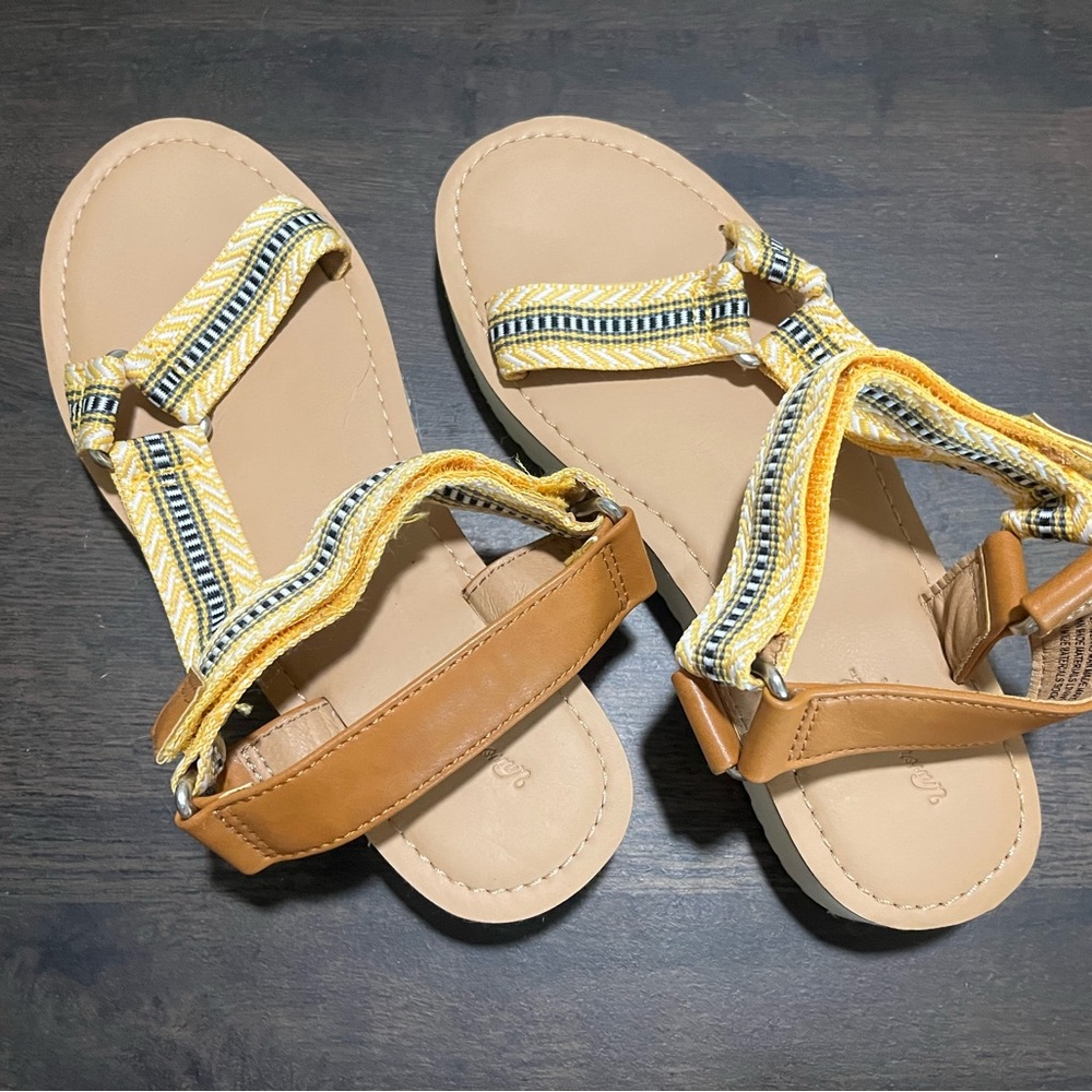 Universal Thread Tan & Yellow Size 7 Sandals